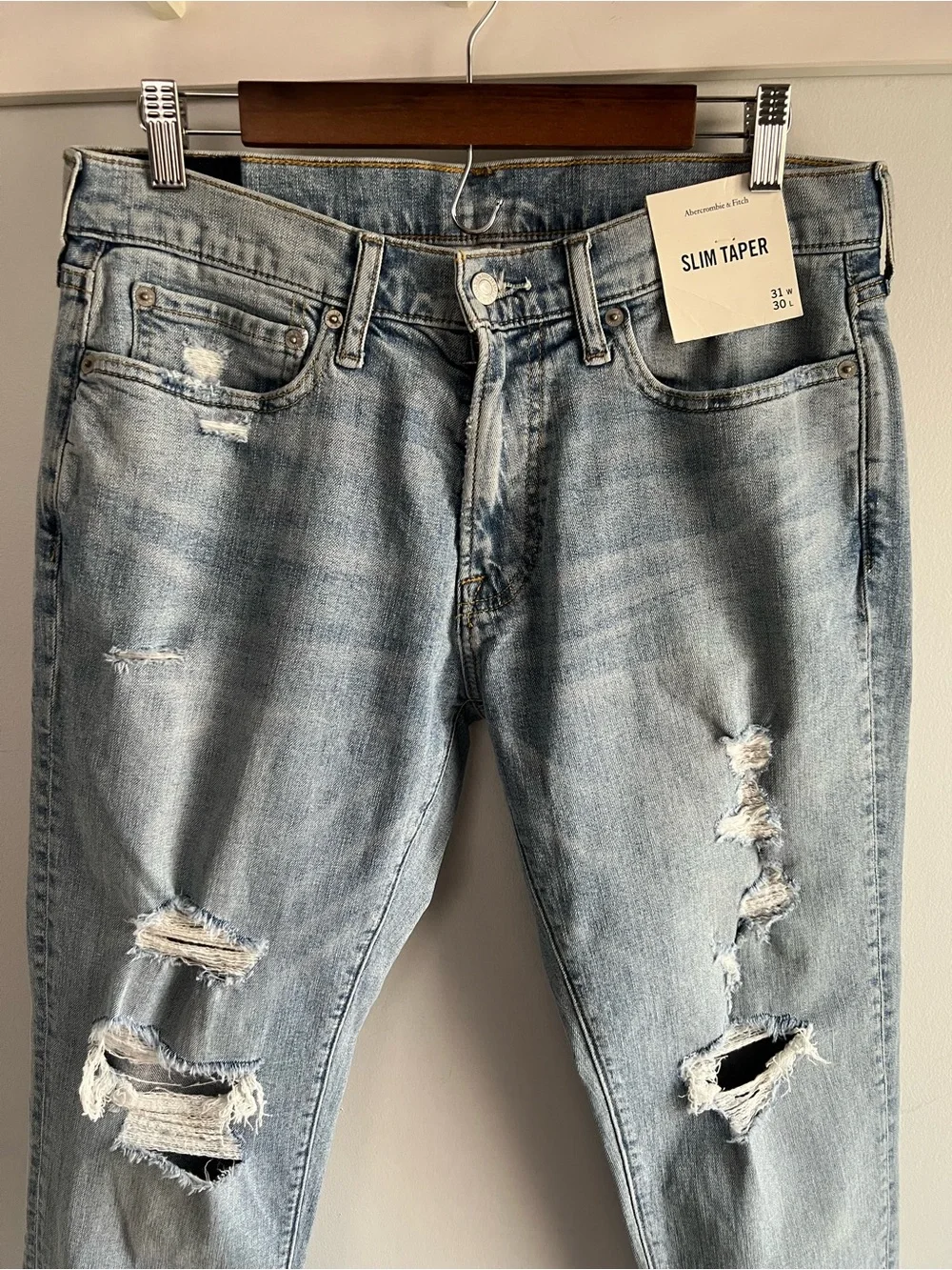 NWT Abercrombie & Fitch Slim Taper Jeans 31x30 Light Wash Distressed Stretch